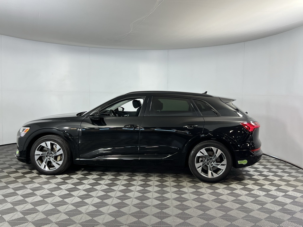 2023 Audi e-tron Premium photo 2