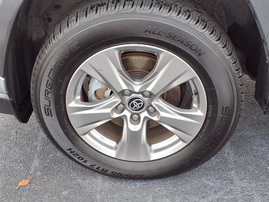 2024 Toyota RAV4 XLE photo 7