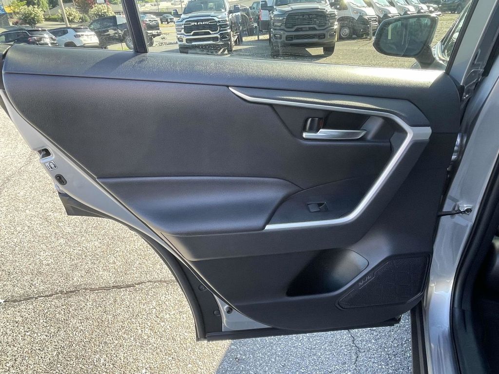 2020 Toyota RAV4 XLE photo 20