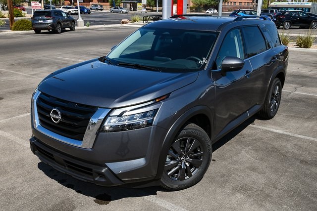 2025 Nissan Pathfinder SV's photo