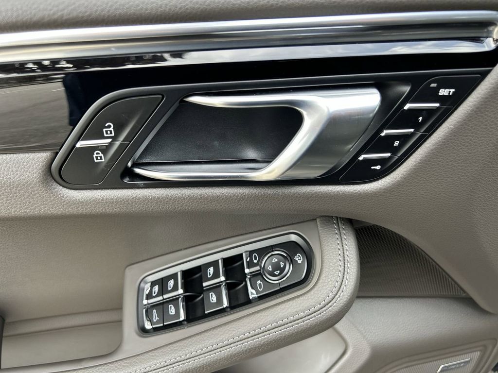 2025 Porsche Macan Base photo 17