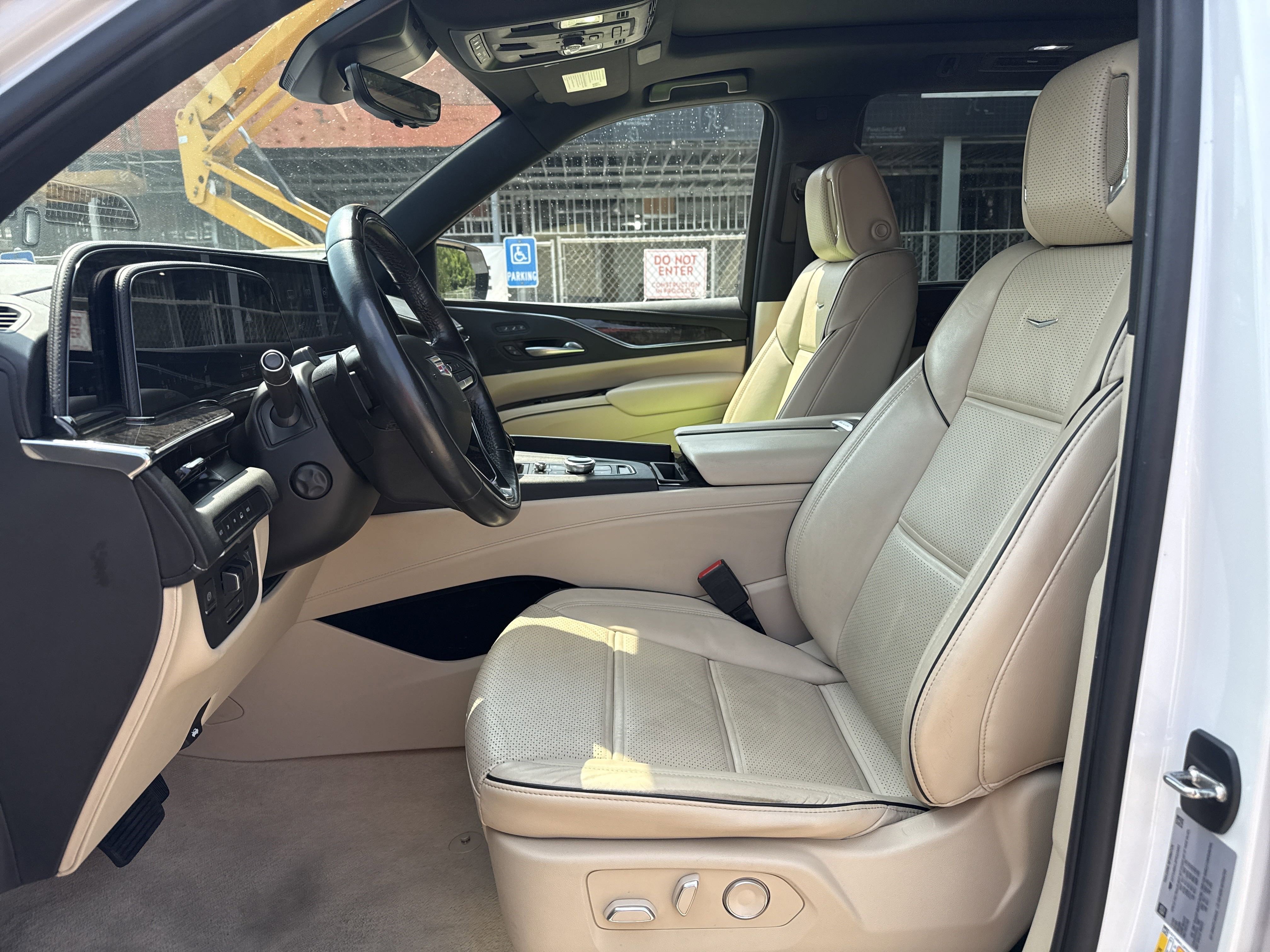 2023 Cadillac Escalade Premium Luxury photo 6
