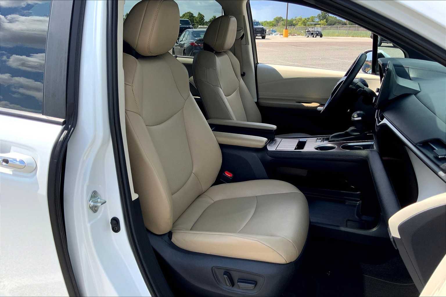 2023 Toyota Sienna XLE photo 8
