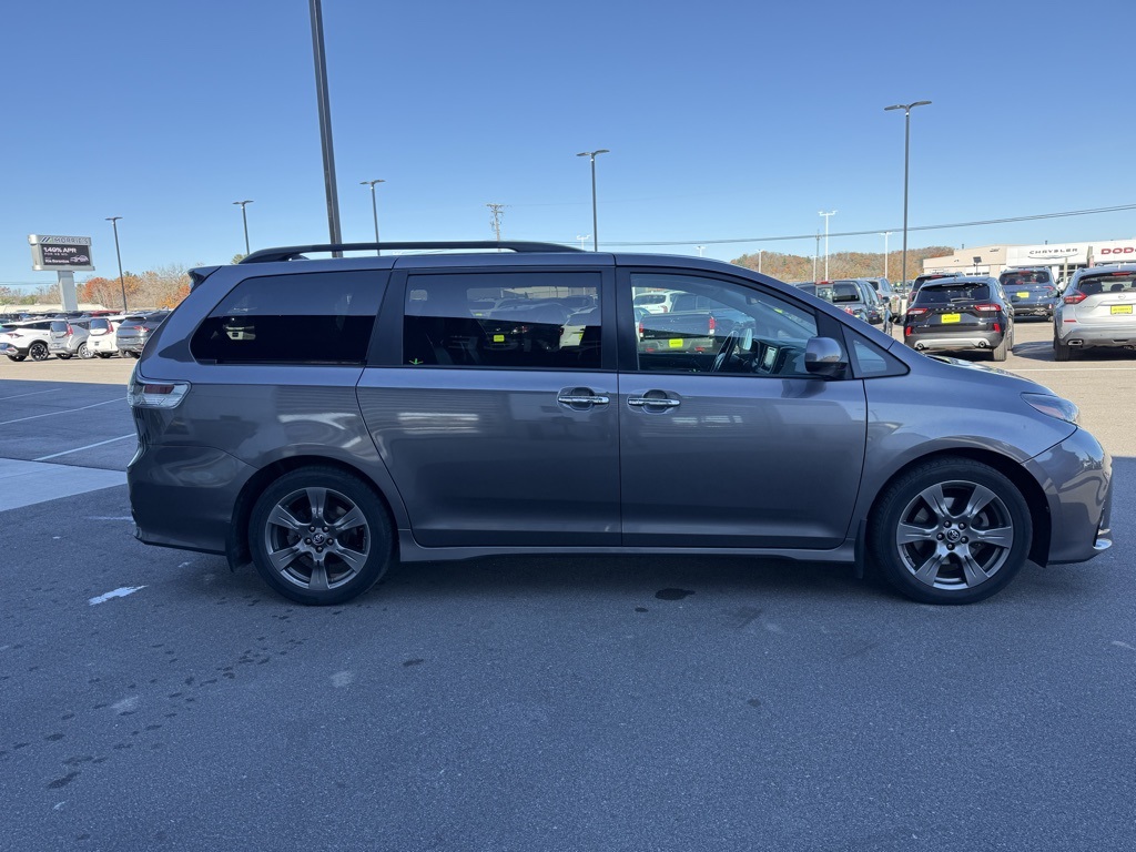 2020 Toyota Sienna SE photo 3