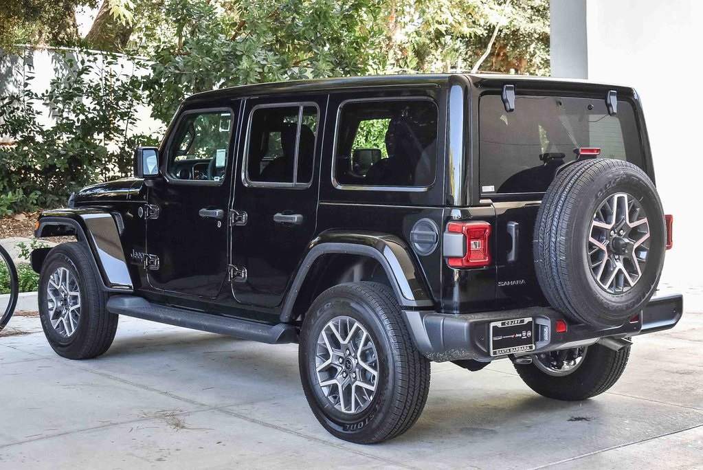 2025 Jeep Wrangler Sahara photo 4