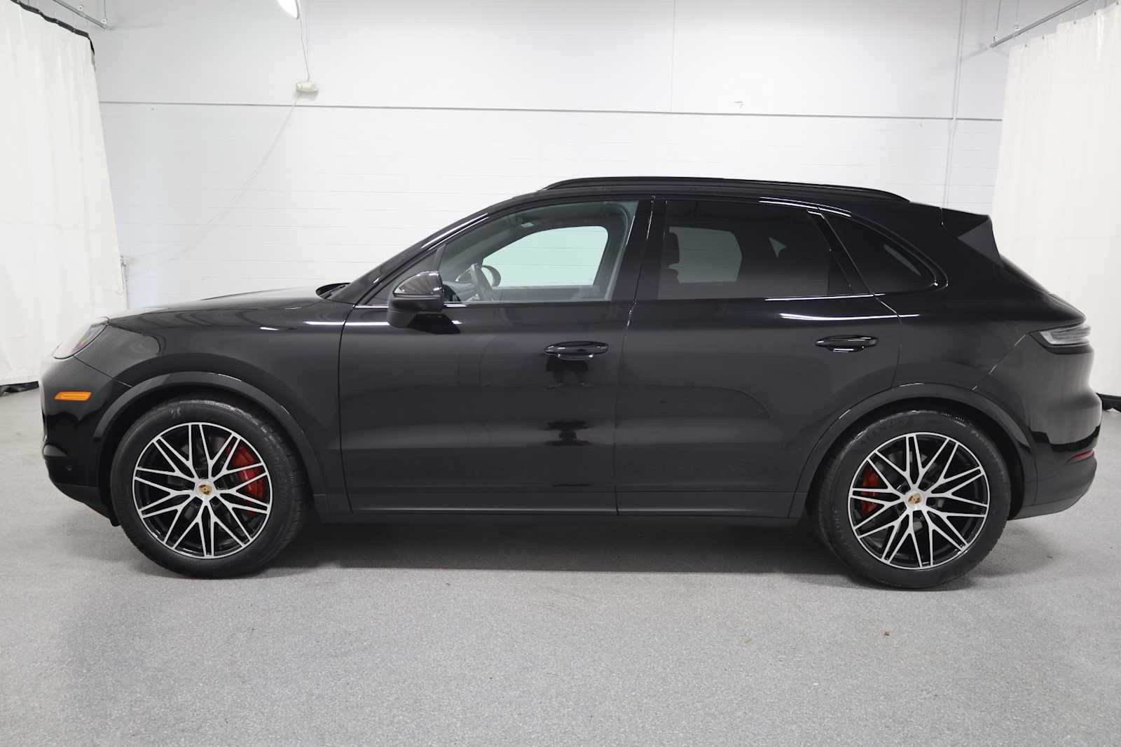 2025 Porsche Cayenne S photo 2