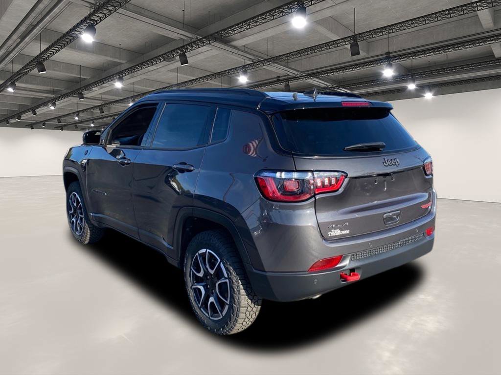 2024 Jeep Compass Trailhawk photo 2