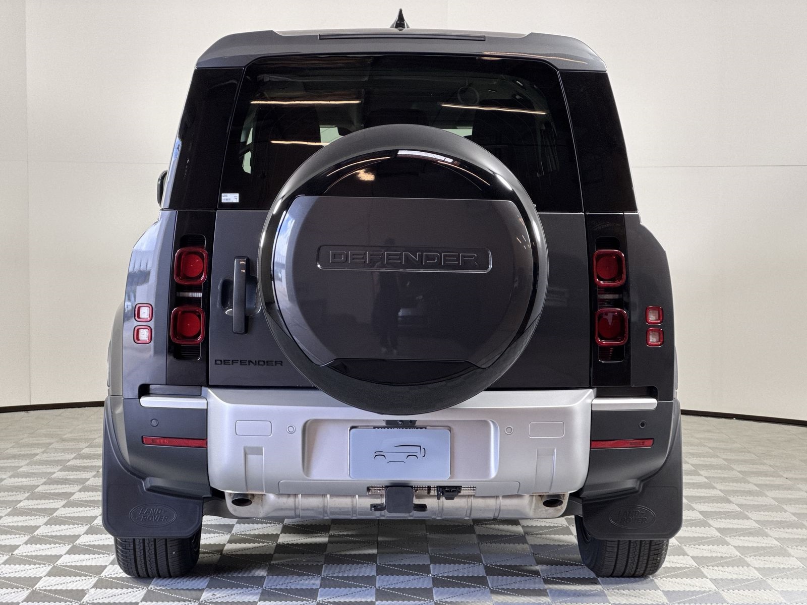 2025 Land Rover Defender 130 S photo 4