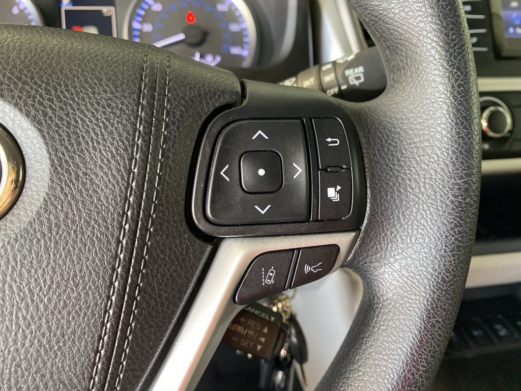 2018 Toyota Highlander LE photo 9