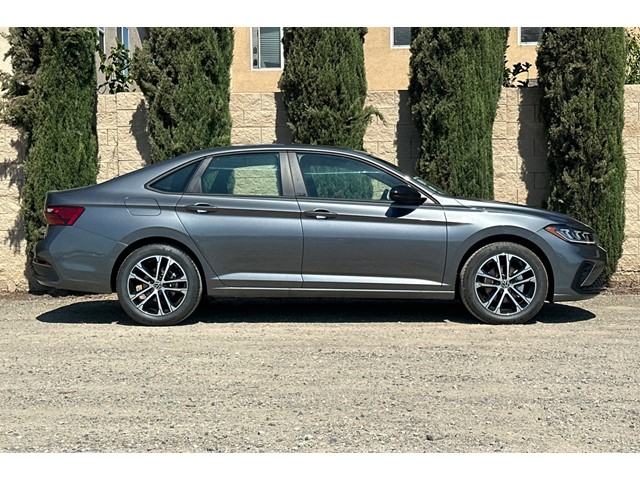 2025 Volkswagen Jetta 1.5T Sport photo 2
