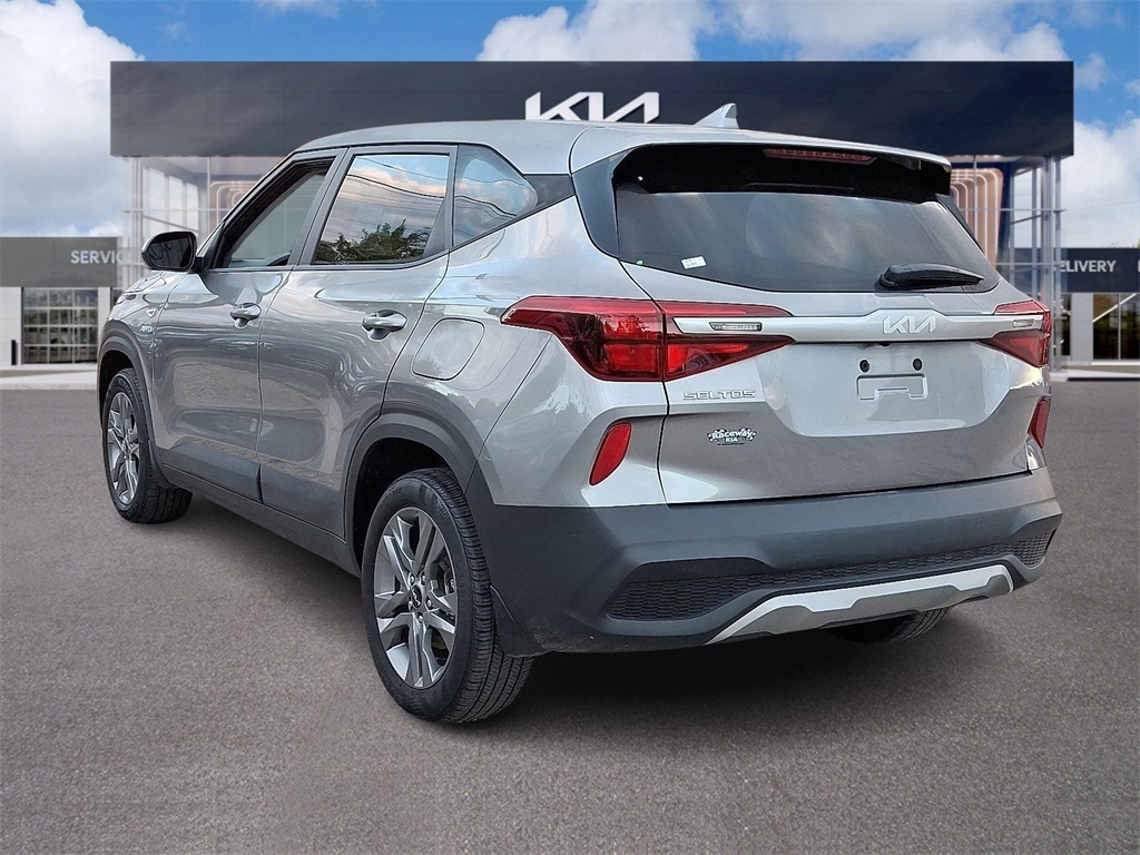 2023 Kia Seltos LX photo 2