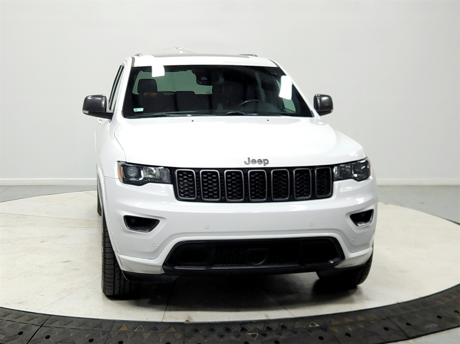 2021 Jeep Grand Cherokee Anniversary Edition photo 2