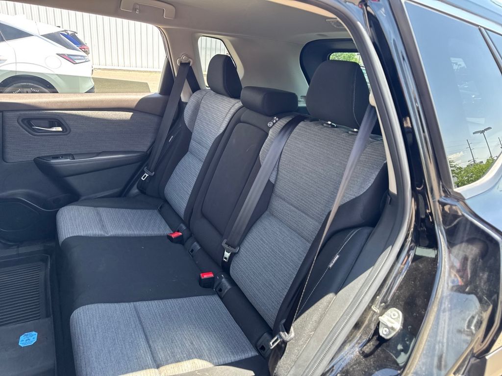 2023 Nissan Rogue SV photo 22