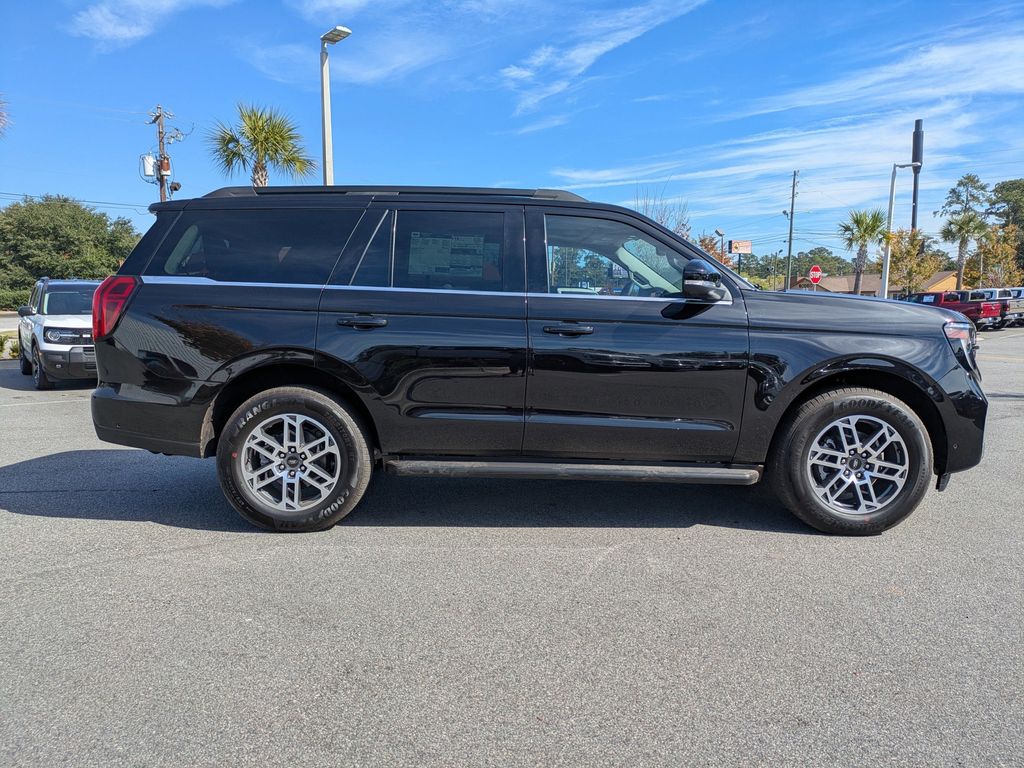 2025 Ford Expedition photo 3