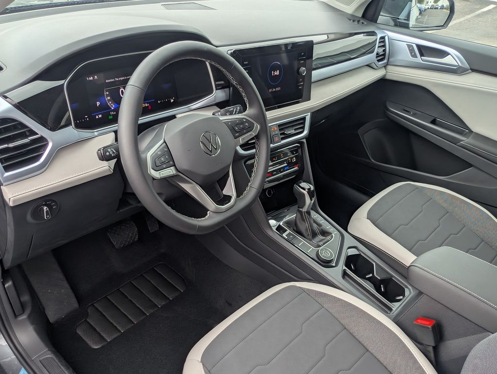 2025 Volkswagen Taos SE photo 4