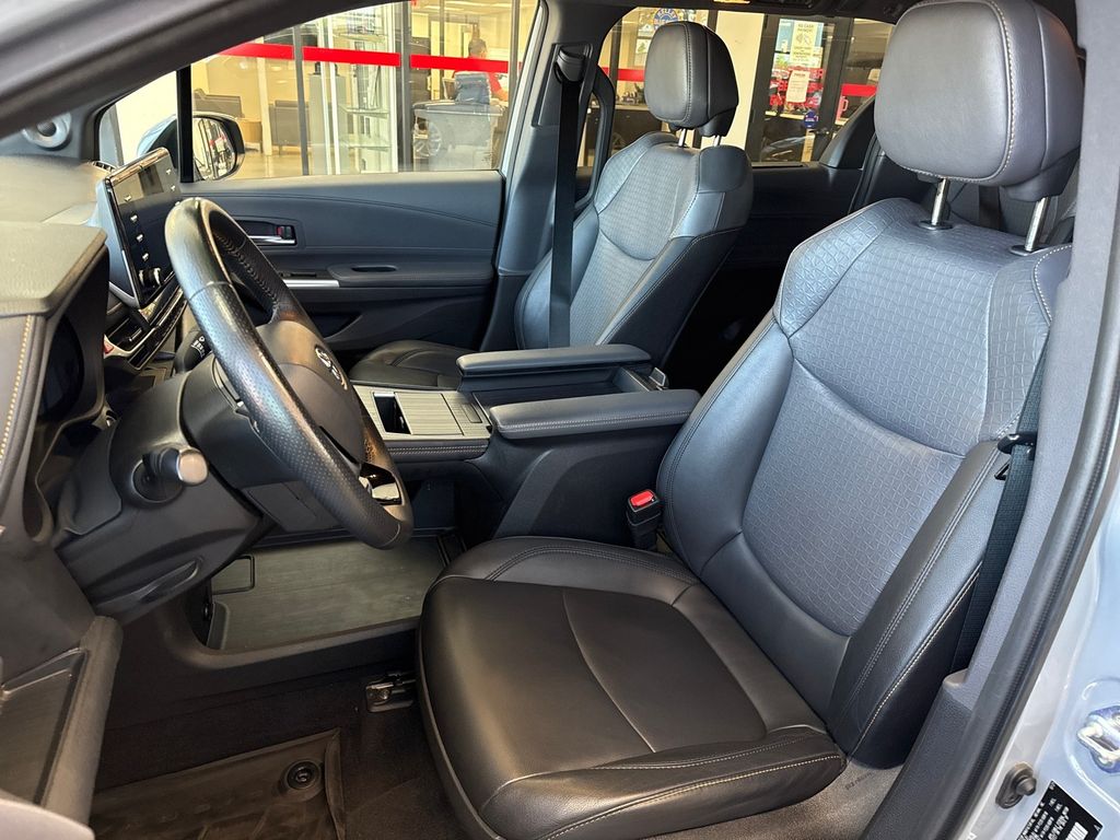 2022 Toyota Sienna XLE Woodland Edition photo 7