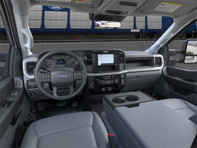 2025 Ford F-550 photo 7