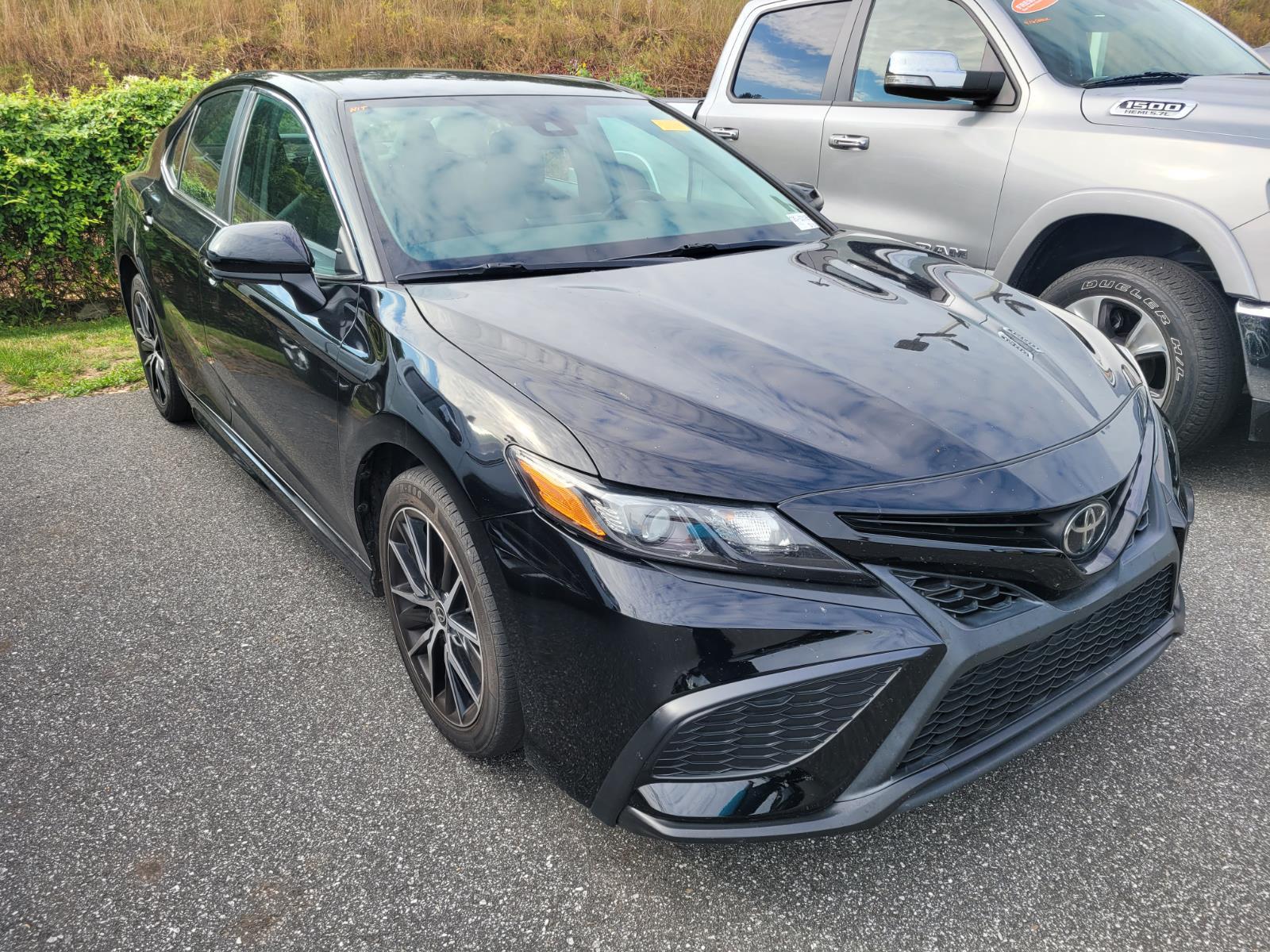 2021 Toyota Camry SE photo 3