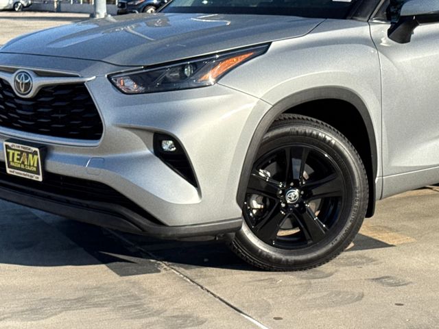 2024 Toyota Highlander LE photo 3