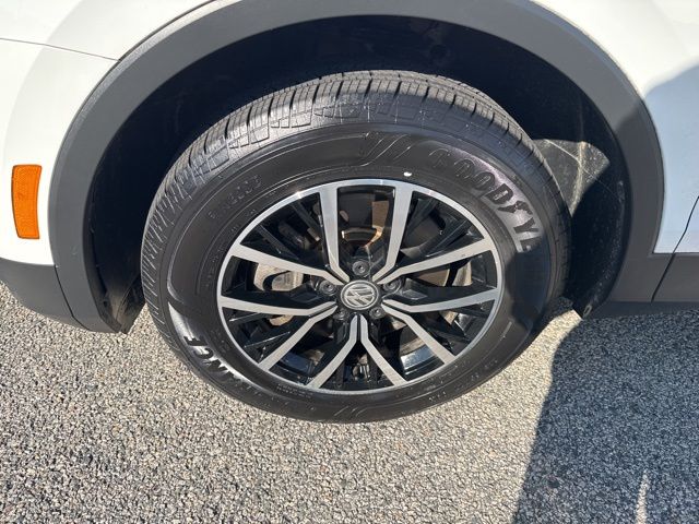 2021 Volkswagen Tiguan R-Line Black SEL photo 11