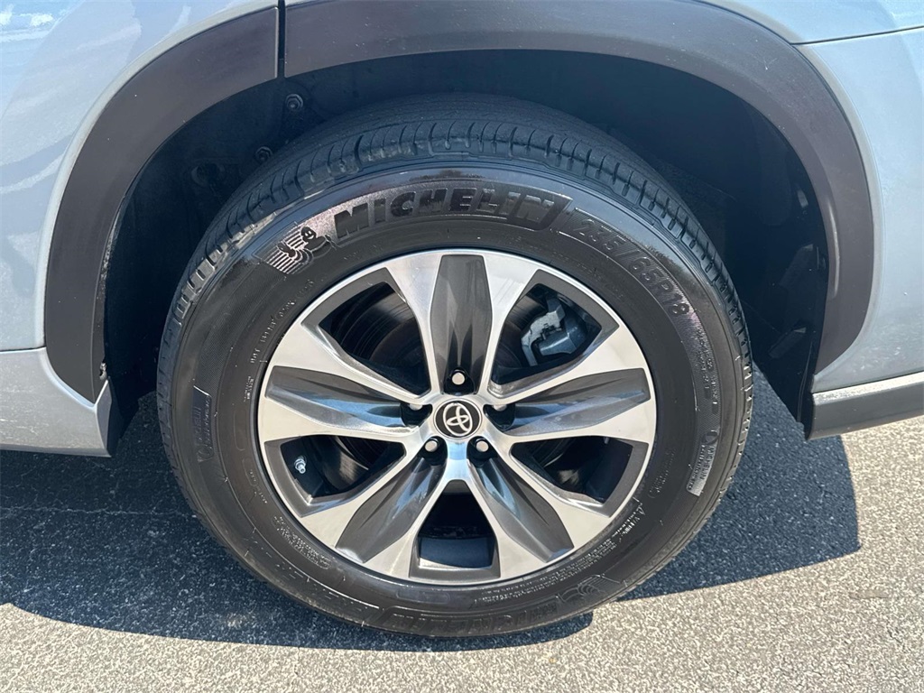 2022 Toyota Highlander XLE photo 3