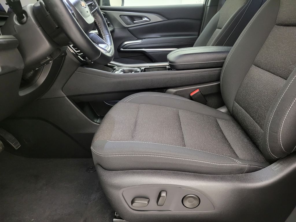 2025 Chevrolet Traverse photo 2