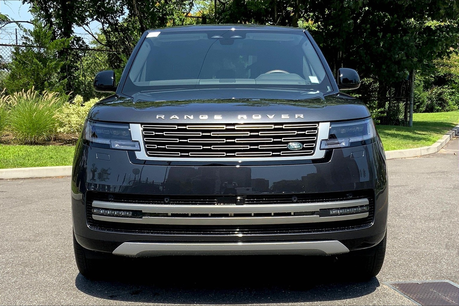 2025 Land Rover Range Rover SE photo 3