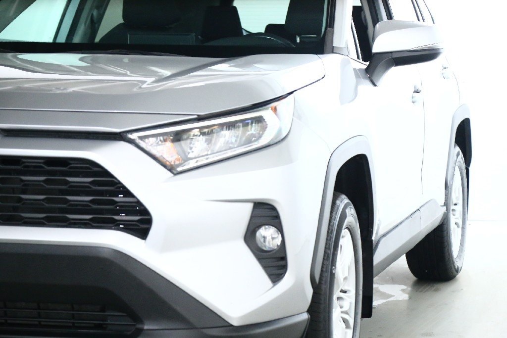 2021 Toyota RAV4 XLE photo 3
