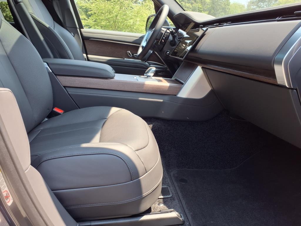 2025 Land Rover Range Rover SE photo 2