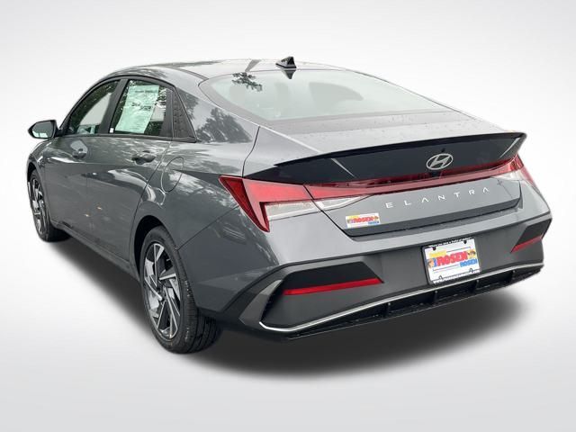 2025 Hyundai Elantra SEL Sport photo 2