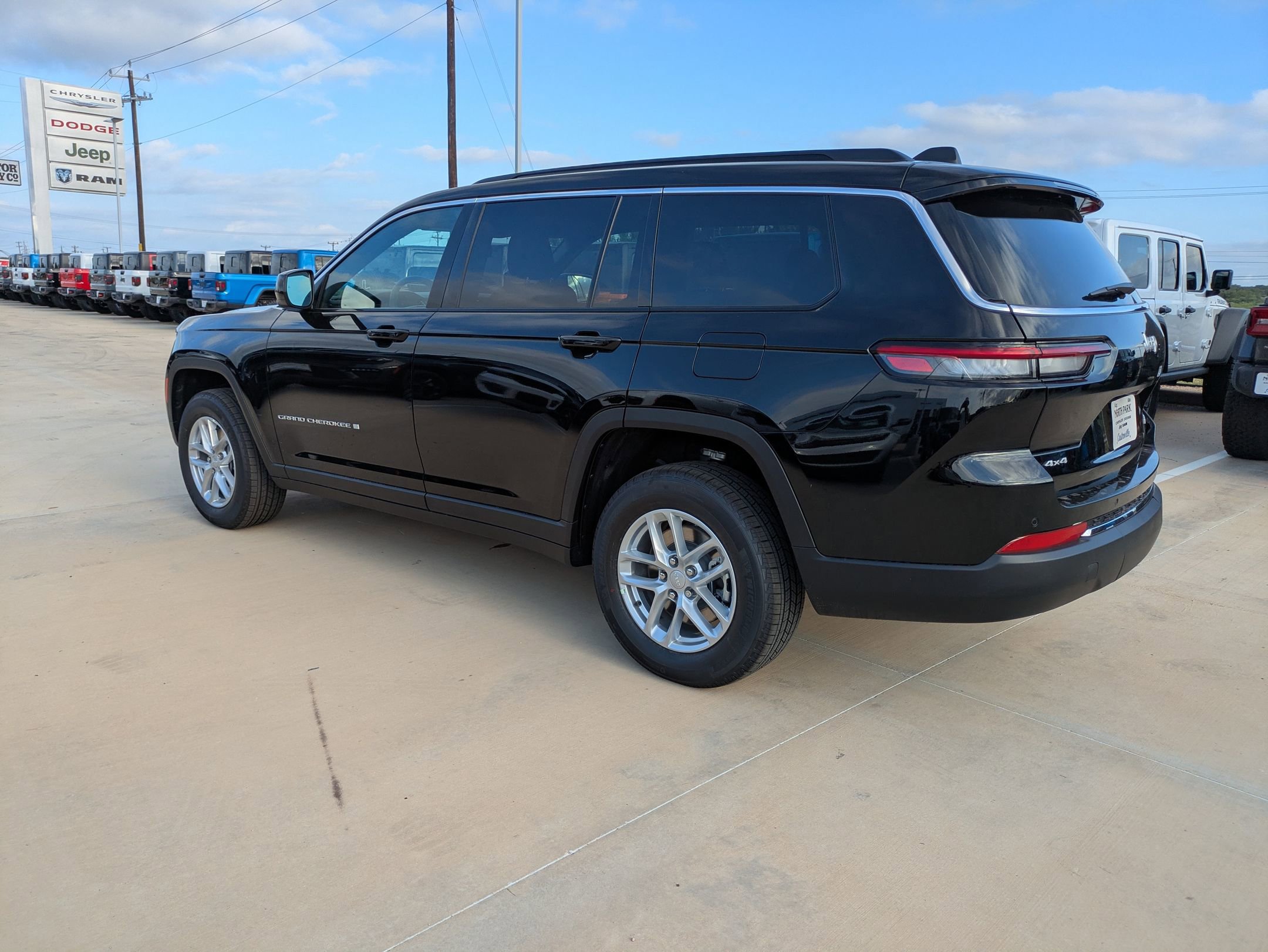 2025 Jeep Grand Cherokee Laredo X photo 4
