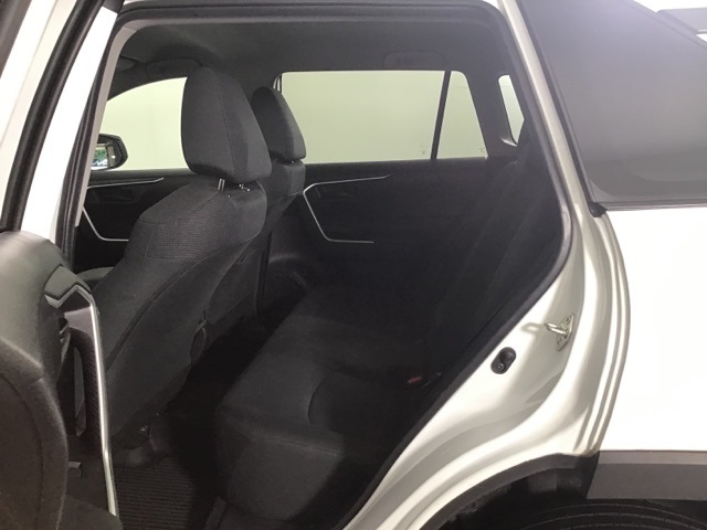 2021 Toyota RAV4 LE photo 17