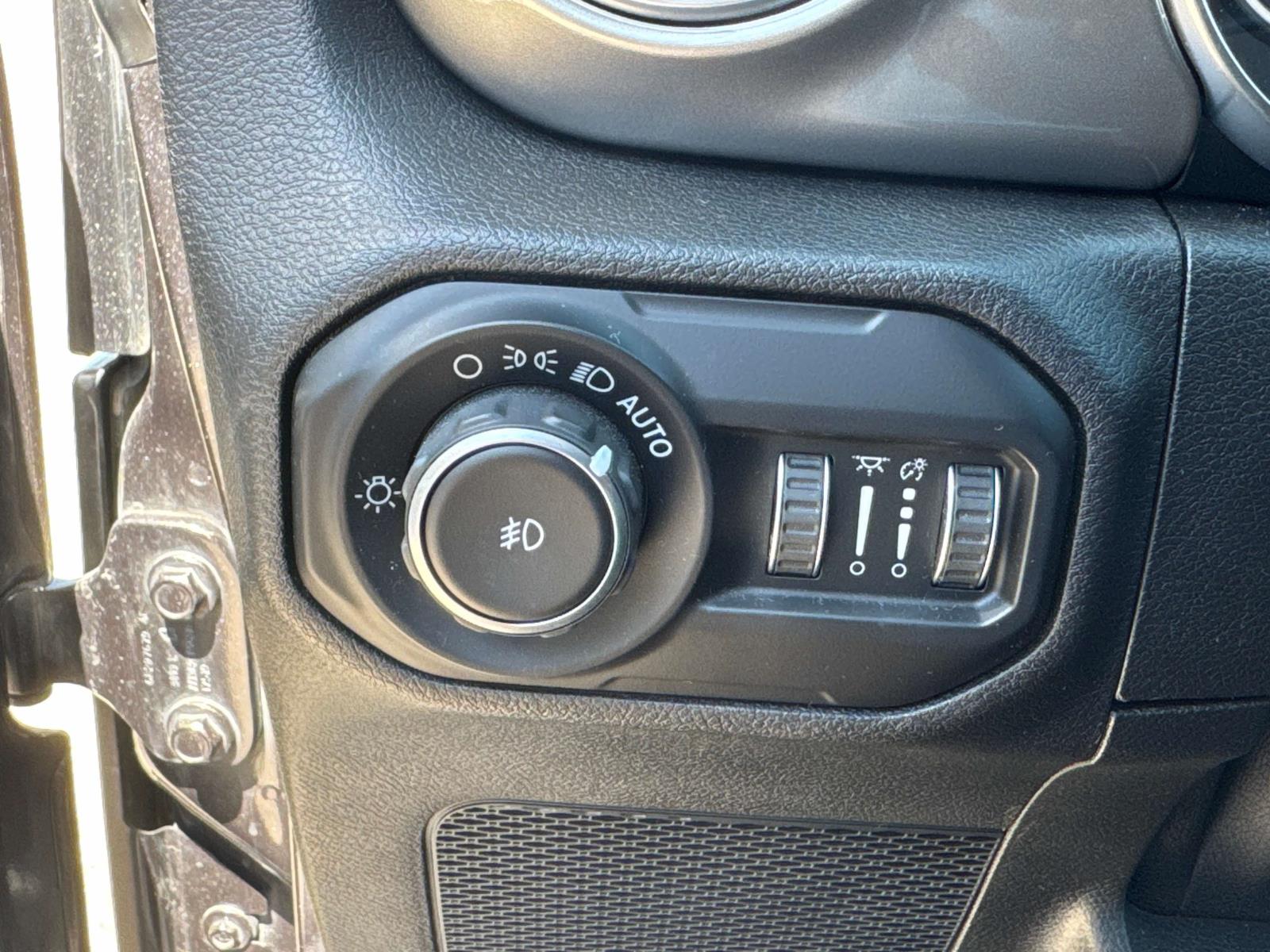 2020 Jeep Wrangler Unlimited Sahara photo 19