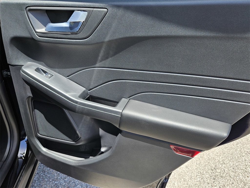 2025 Ford Escape ST-Line Hybrid photo 28
