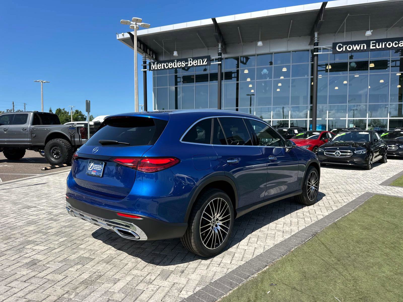2025 Mercedes Benz GLC 300 photo 4