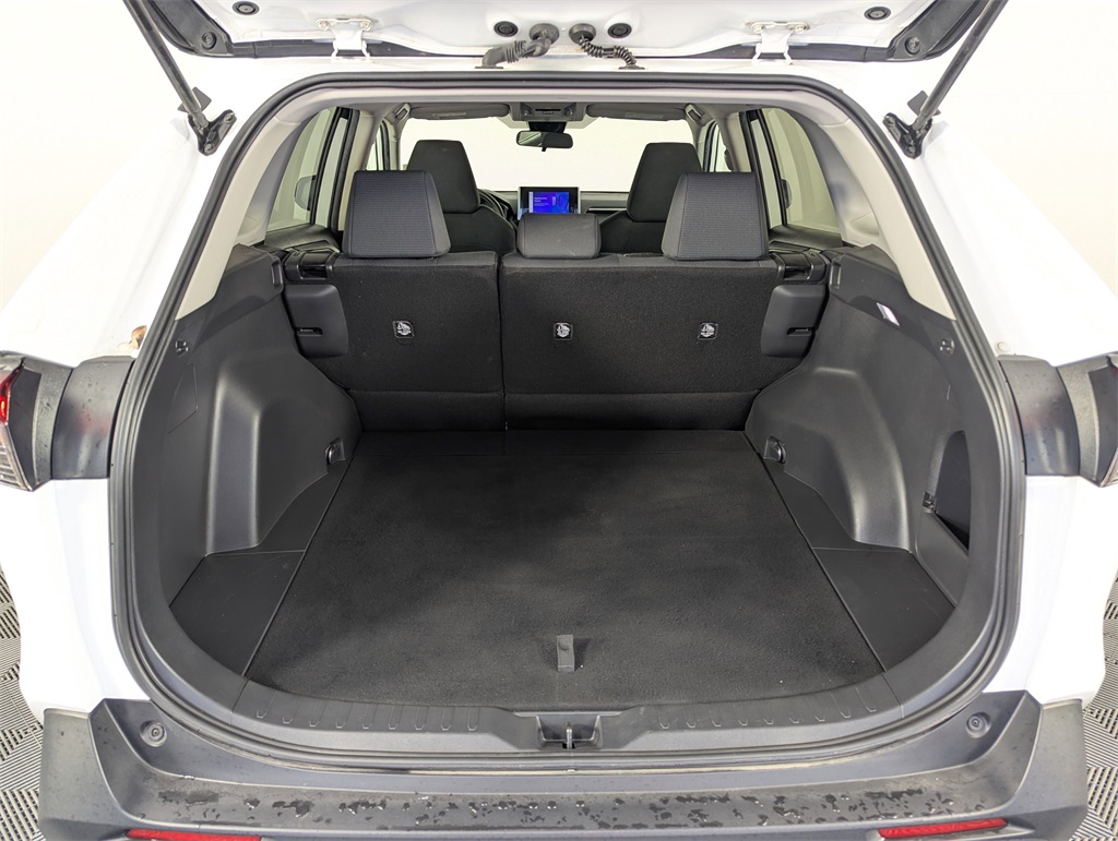 2023 Toyota RAV4 LE photo 27