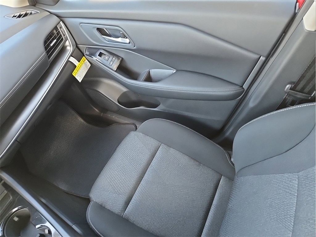 2025 Nissan Rogue SV photo 15