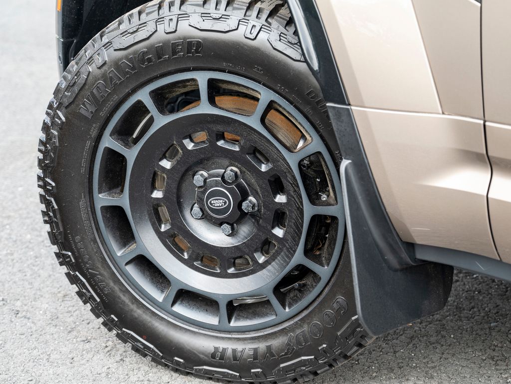 2025 Land Rover Defender 110 V8 photo 9