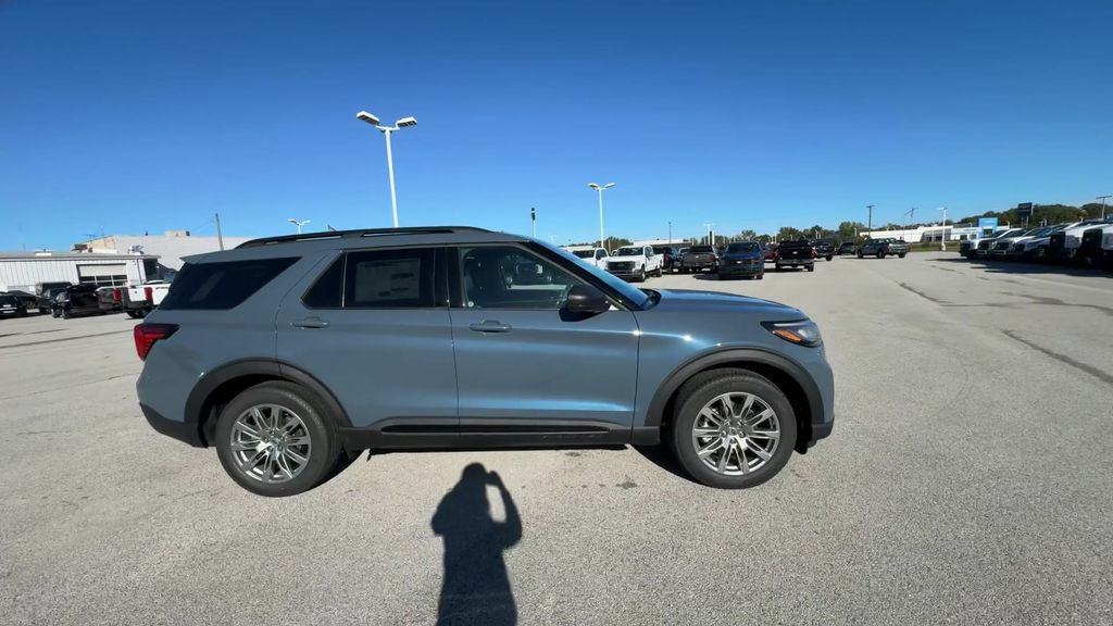 2026 Ford Explorer photo 3
