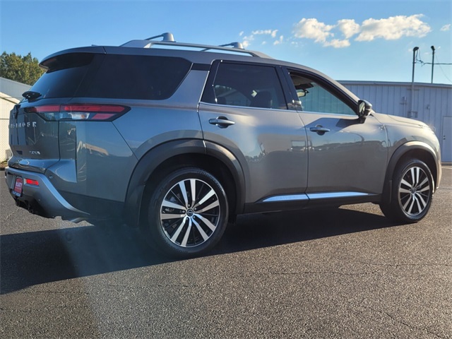 2025 Nissan Pathfinder Platinum photo 3