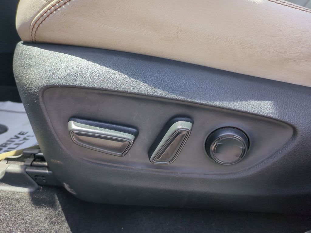 2019 Toyota RAV4 XLE Premium photo 19