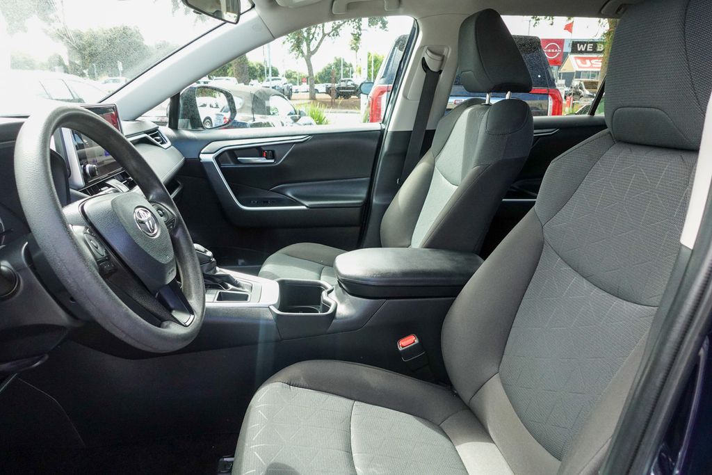 2023 Toyota RAV4 XLE photo 9