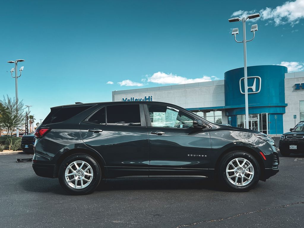 2022 Chevrolet Equinox LS photo 3