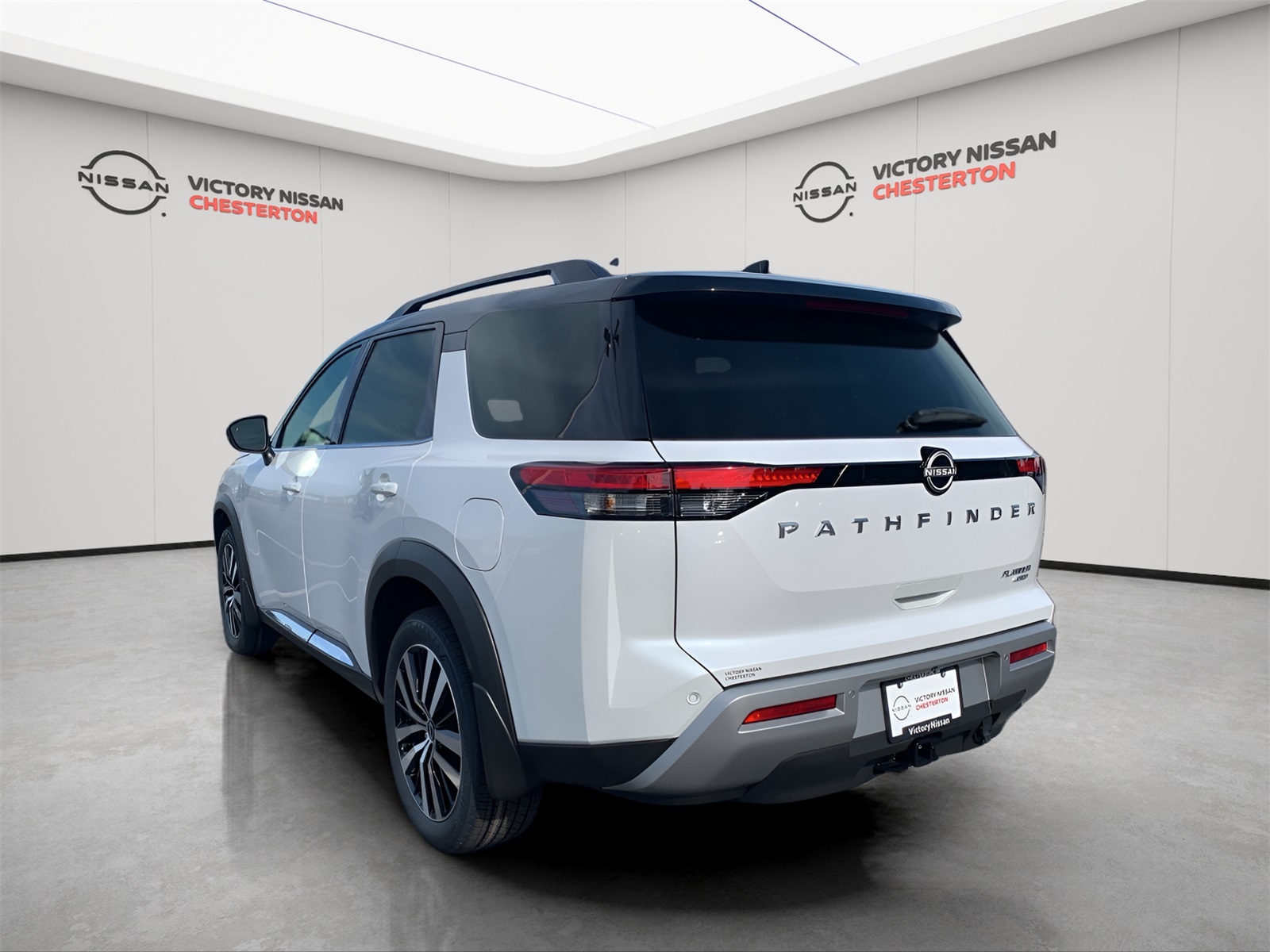 2025 Nissan Pathfinder Platinum photo 2