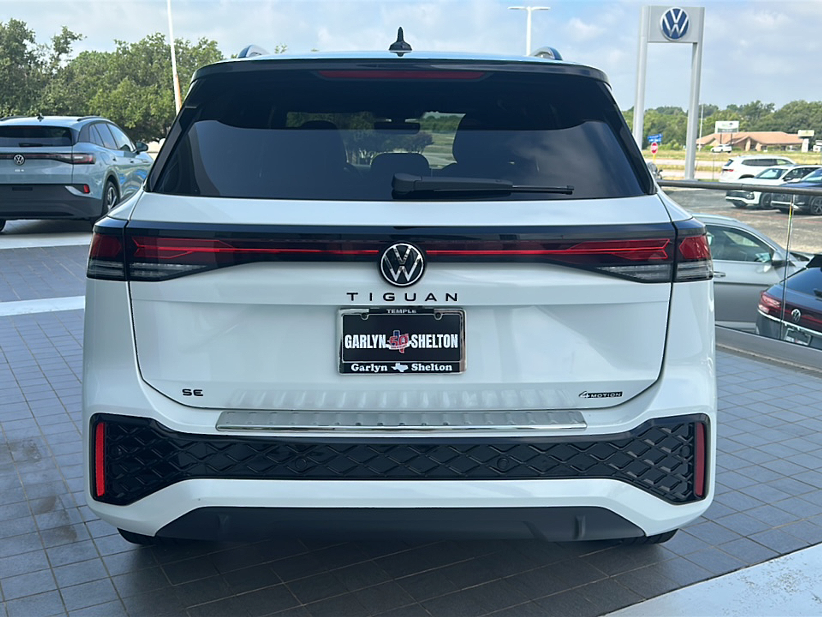 2025 Volkswagen Tiguan SE R-Line Black photo 4