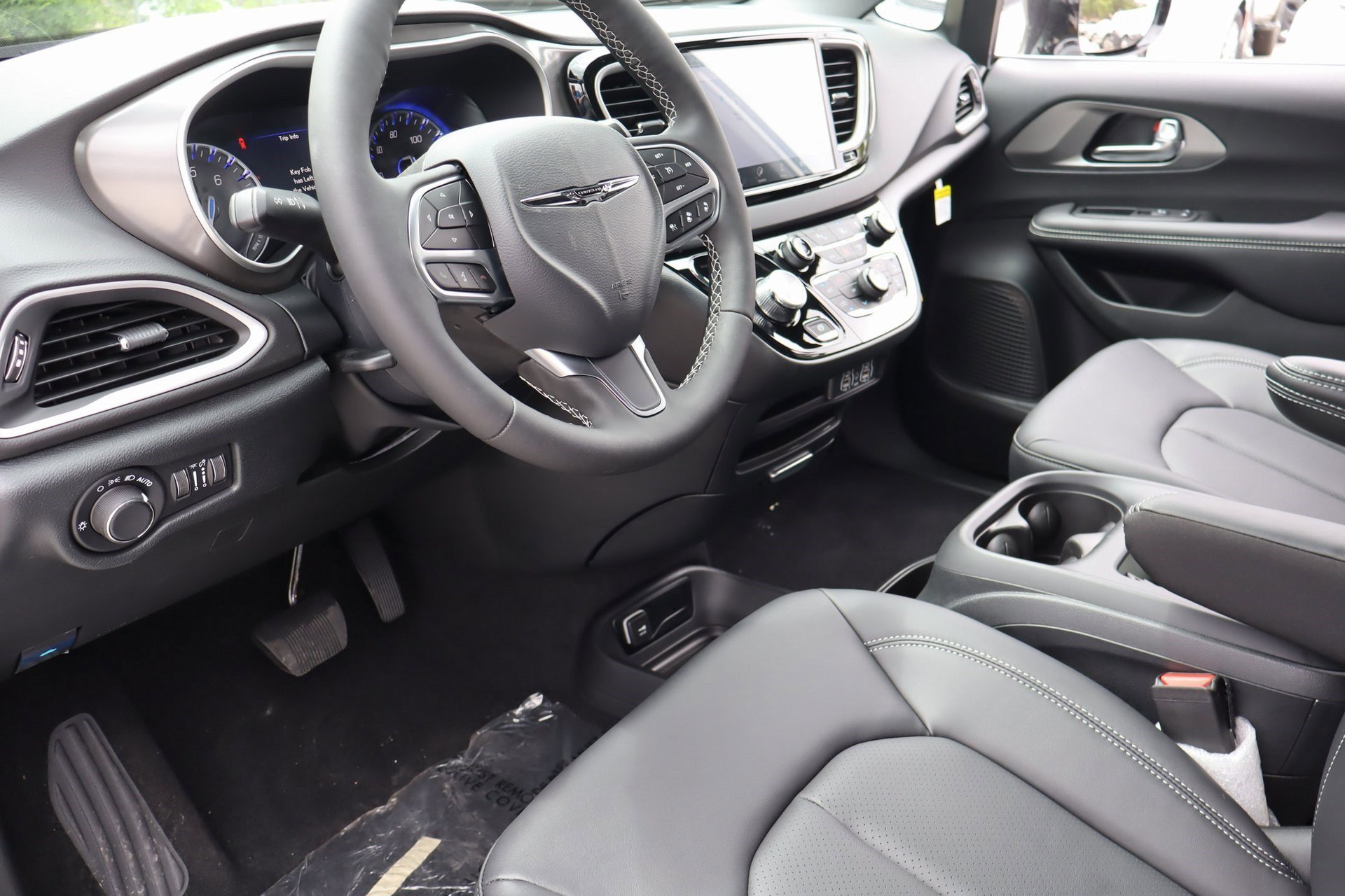 2025 Chrysler Voyager LX photo 17