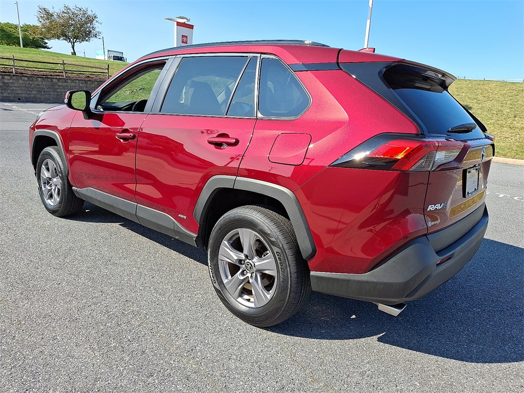 2022 Toyota RAV4 Hybrid XLE photo 3