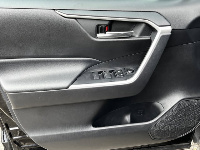 2021 Toyota RAV4 XLE photo 23