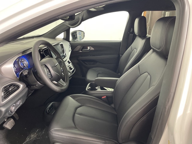 2025 Chrysler Voyager LX photo 12