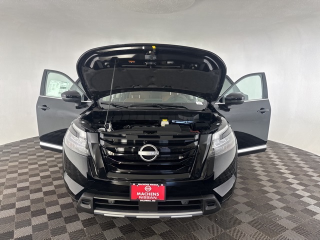 2025 Nissan Pathfinder Platinum photo 10